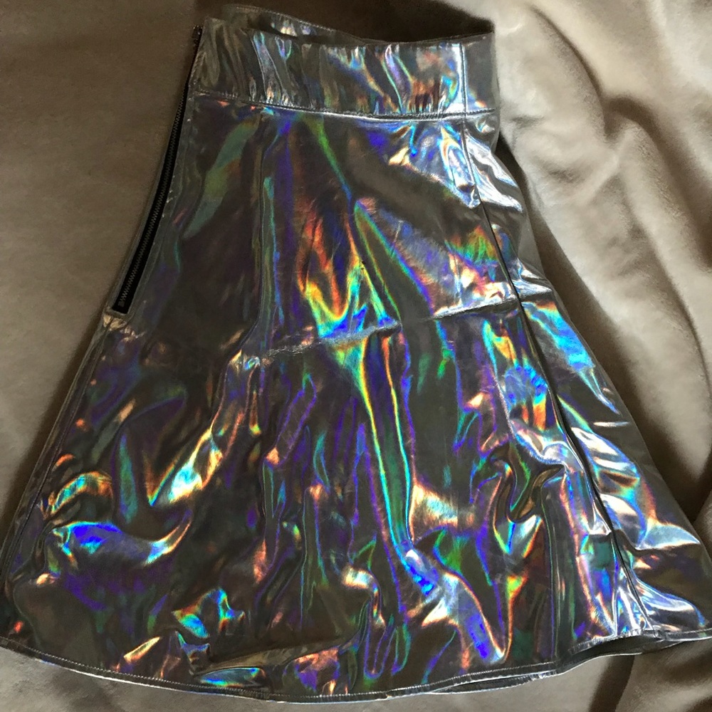 Holographic skirt